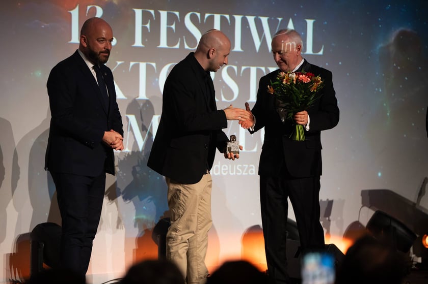 17. Festiwal Reżyserii Filmowej im. Sylwestra Chęcińskiego i 13. Festiwal Aktorstwa Filmowego im. Tadeusza Szymkowa trwały we Wrocławiu od 6 do 11 kwietnia.&nbsp;"Złoty Dzik", nagroda imienia Janusza Majewskiego dla najlepszego reżysera, powędrowała do Grzegorza Dębowskiego za film &ndash; &bdquo;Tyle co nic&rdquo;.